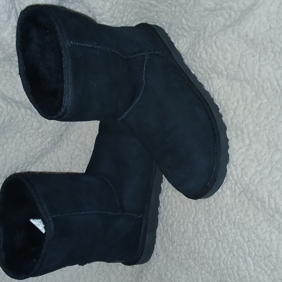 UGG Classic Short II Sheepskin Classic - Picture 2 of 9